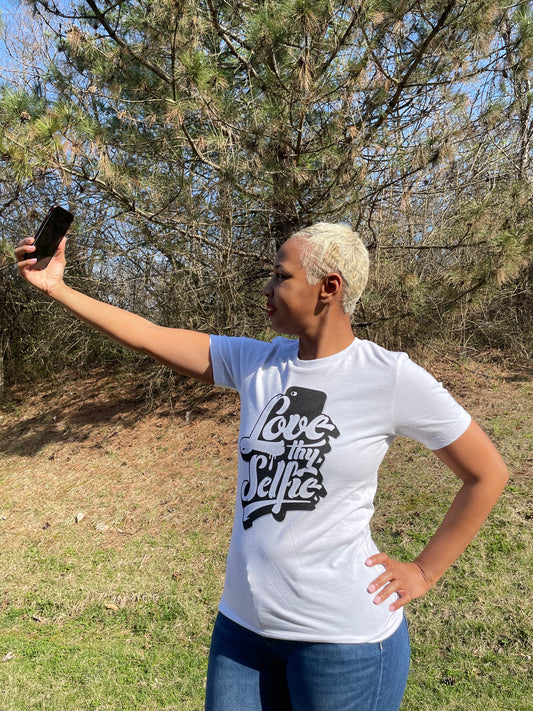 “Love thy selfie” graphic tee
